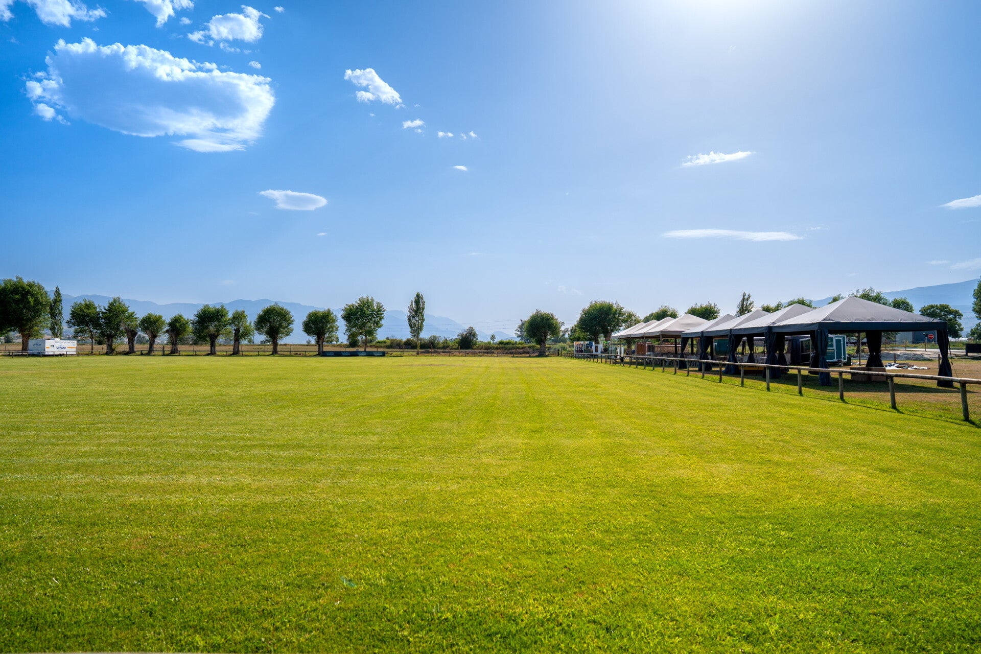 Zona de carpas junto al campo verde